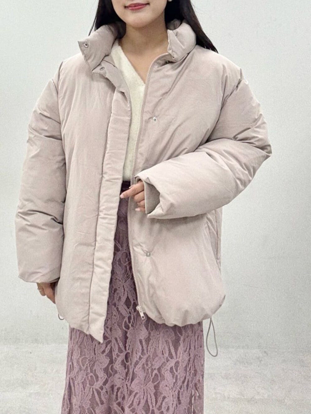 ピンク系のスカート、ホワイト系のニット/セーター、ベージュ系のブルゾンを着用したレディースの秋コーディネートの6枚目の写真