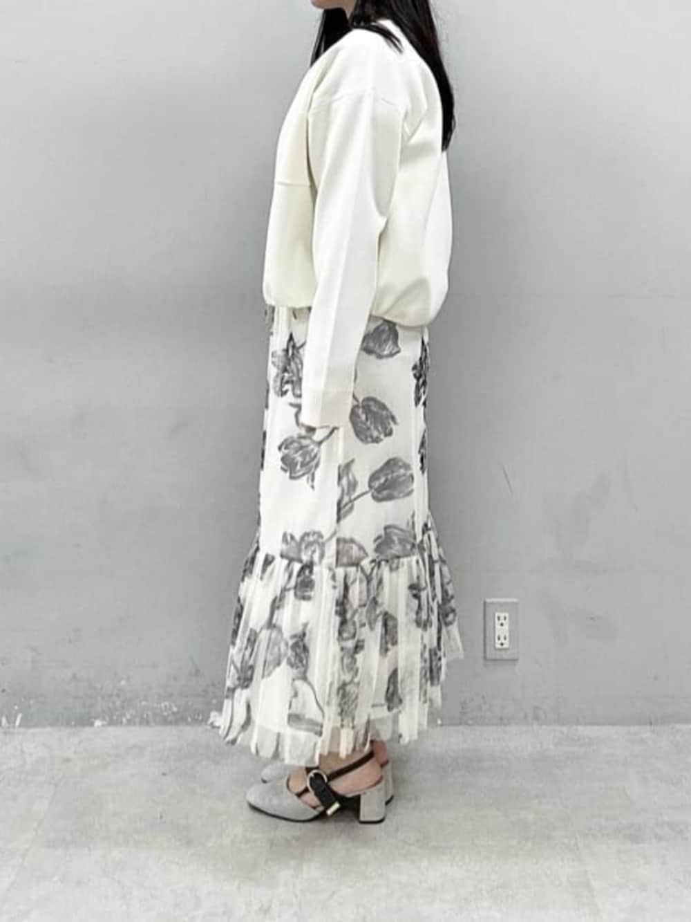 ブラック系のショルダーバッグ、ホワイト系のブルゾン、グレー系のニット/セーターを着用したレディースの春コーディネートの2枚目の写真