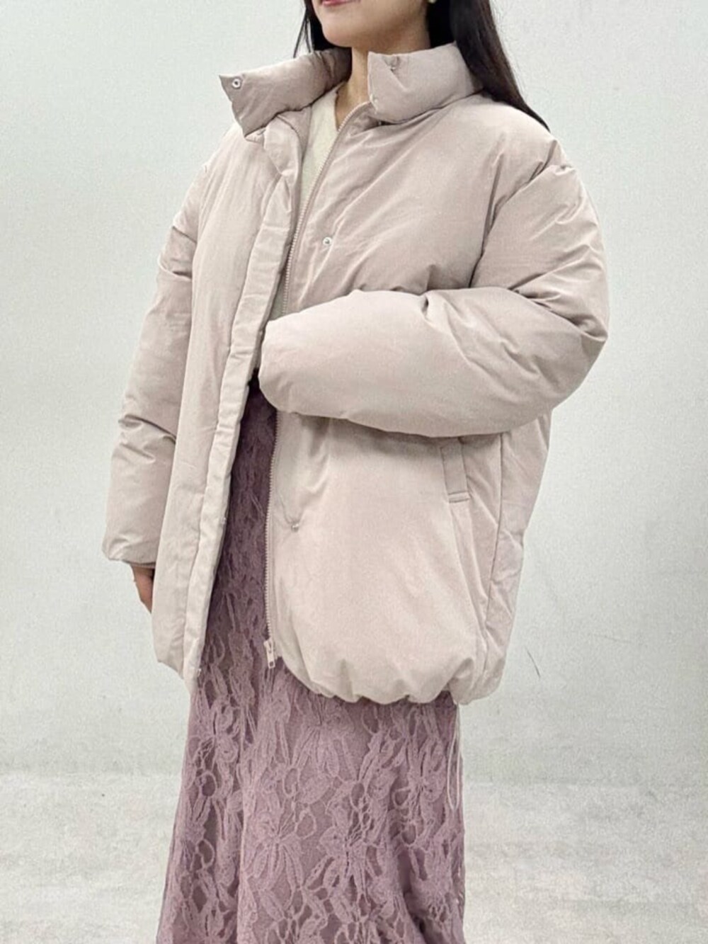 ピンク系のスカート、ホワイト系のニット/セーター、ベージュ系のブルゾンを着用したレディースの秋コーディネートの5枚目の写真