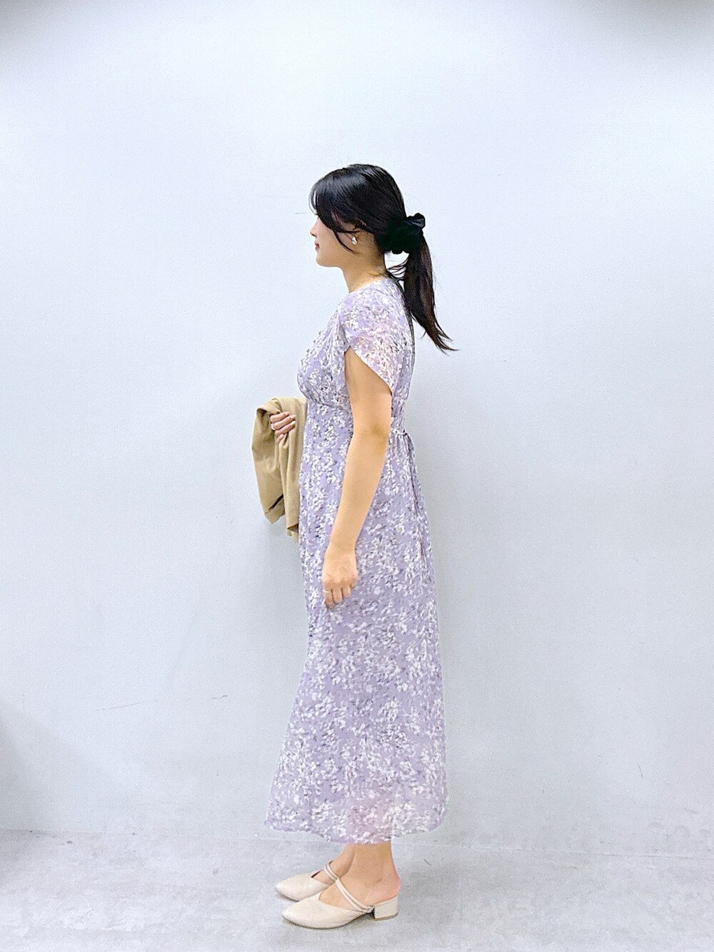 パープル系のワンピース、ベージュ系のその他アウターを着用したレディースの春コーディネートの5枚目の写真