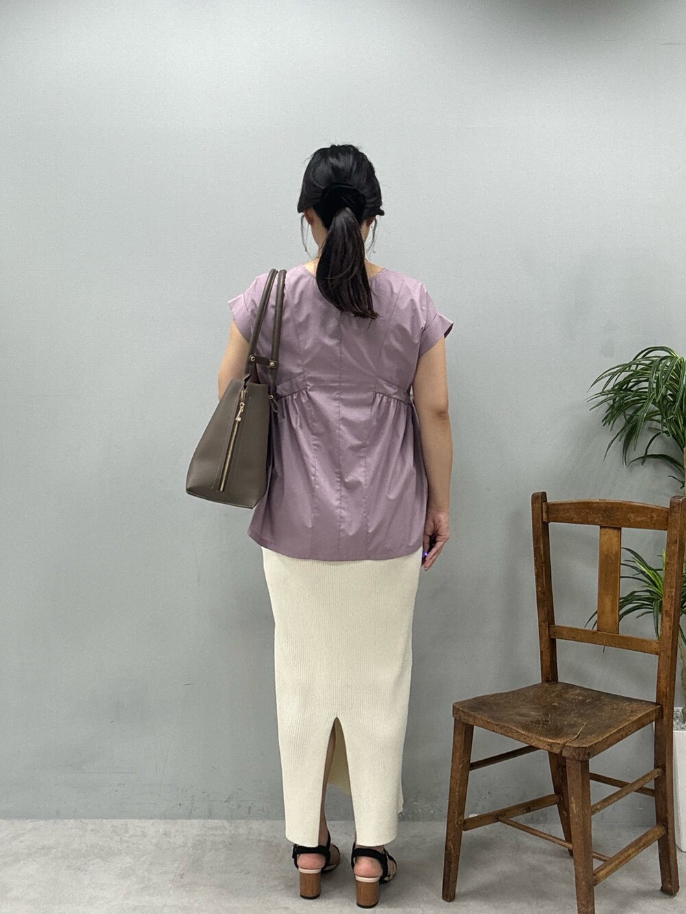 ブラウン系のショルダーバッグ、ホワイト系のスカート、ピンク系のシャツ/ブラウスを着用したレディースの春コーディネートの3枚目の写真