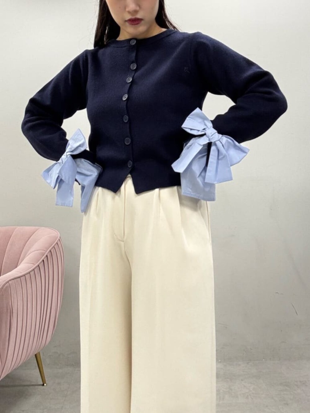 ホワイト系のその他パンツ、ブルー系のカーディガン/ボレロを着用したレディースの秋コーディネートの5枚目の写真