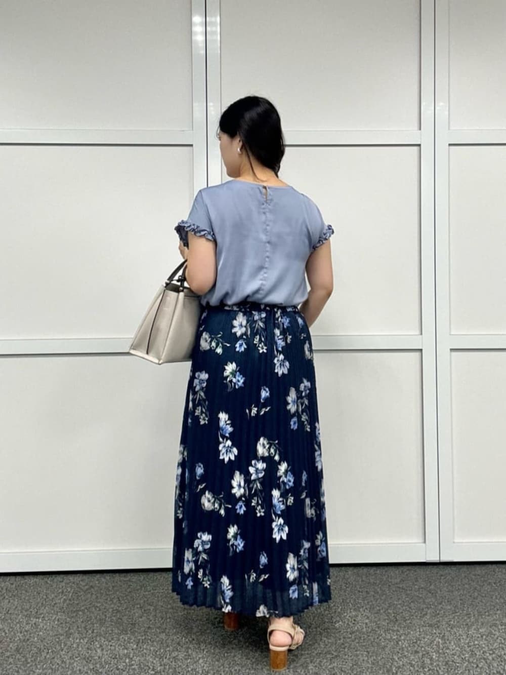 ブルー系のシャツ/ブラウスを着用したレディースの夏コーディネートの3枚目の写真