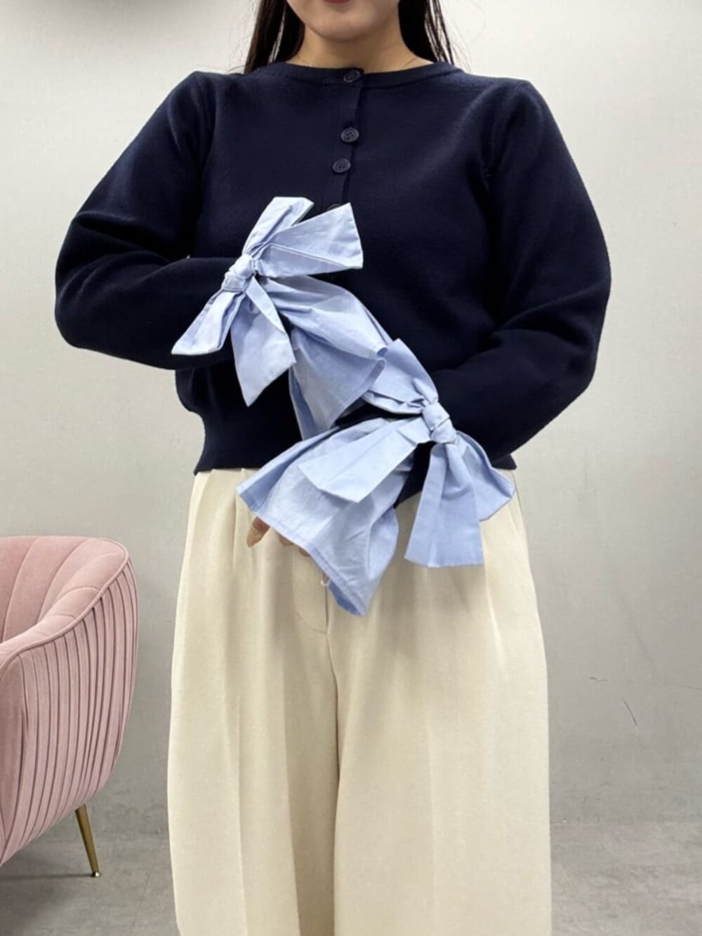 ホワイト系のその他パンツ、ブルー系のカーディガン/ボレロを着用したレディースの秋コーディネートの4枚目の写真