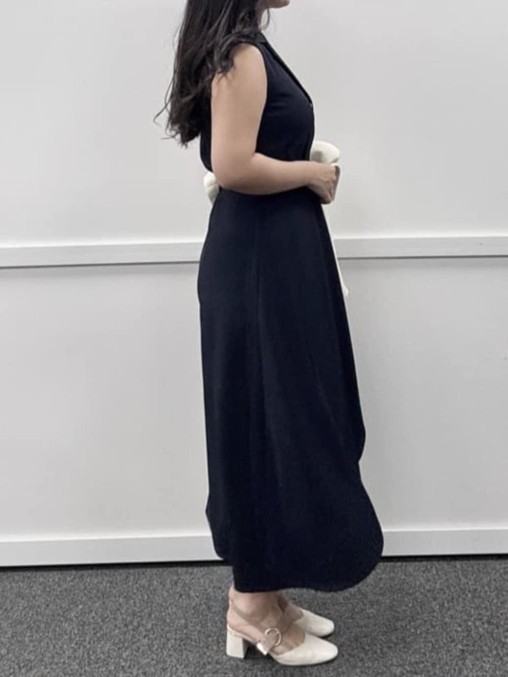 ブルー系のワンピースを着用したレディースの冬コーディネートの5枚目の写真