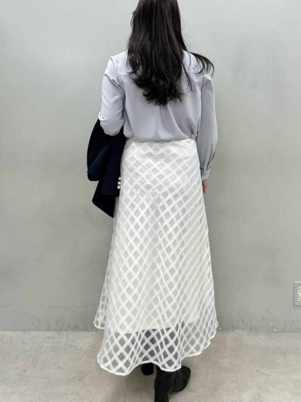 ホワイト系のスカート、ブルー系のシャツ/ブラウス、ブルー系のテーラードジャケットを着用したレディースの冬コーディネートの6枚目の写真