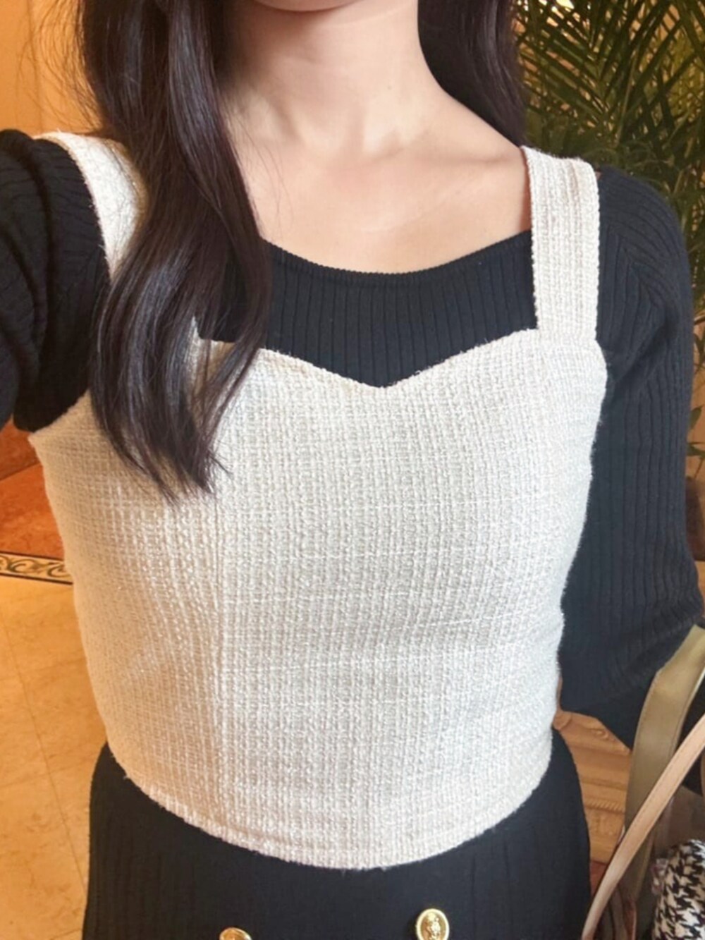 ホワイト系のシャツ/ブラウス、ブラック系のニット/セーター、ブラック系のスカートを着用したレディースの秋コーディネートの5枚目の写真