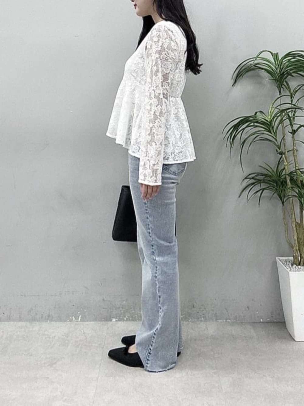 ブルー系のデニムパンツ、ホワイト系のシャツ/ブラウスを着用したレディースの春コーディネートの2枚目の写真