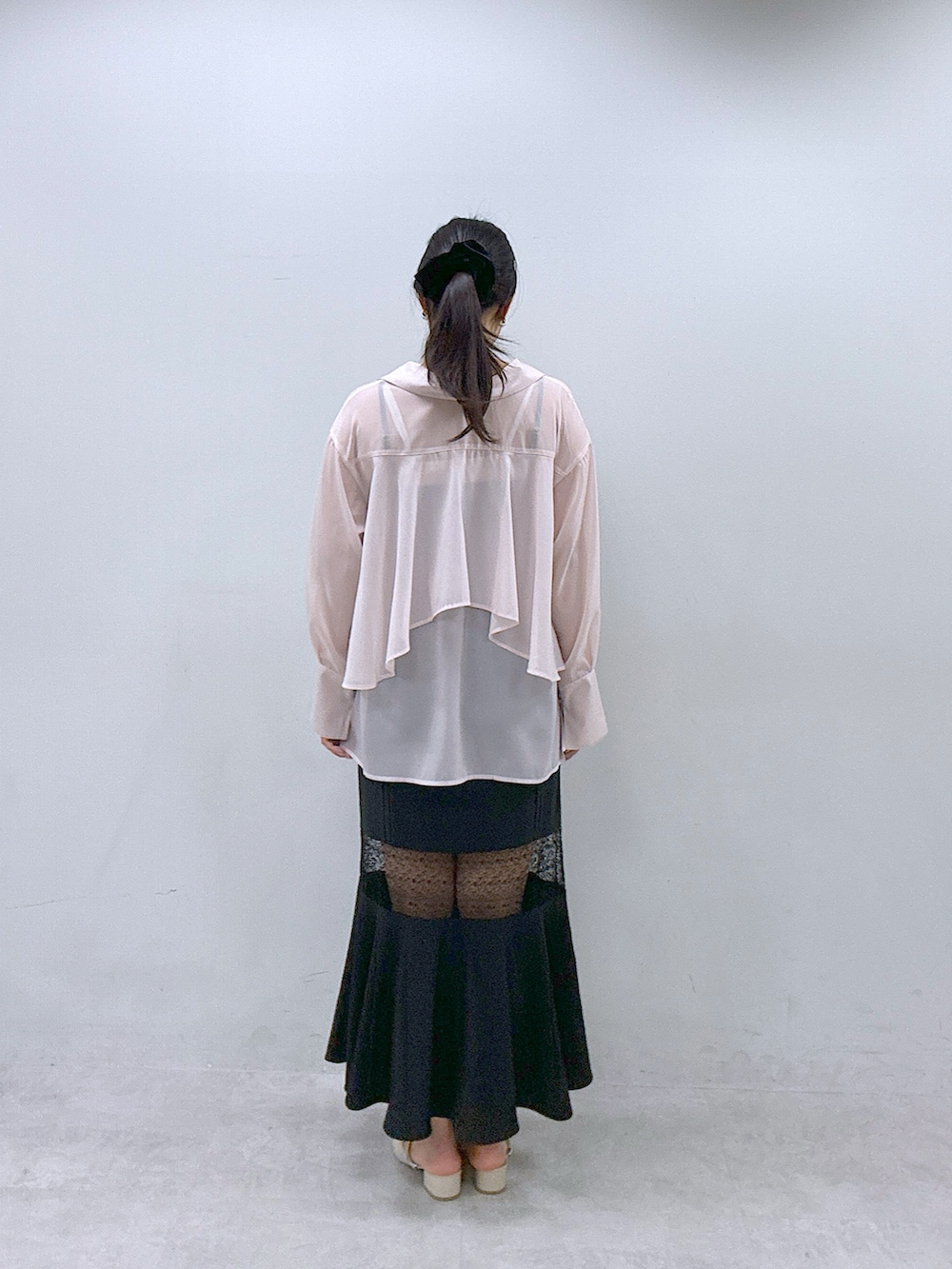 ピンク系のシャツ/ブラウス、ブラック系のワンピースを着用したレディースの春コーディネートの3枚目の写真