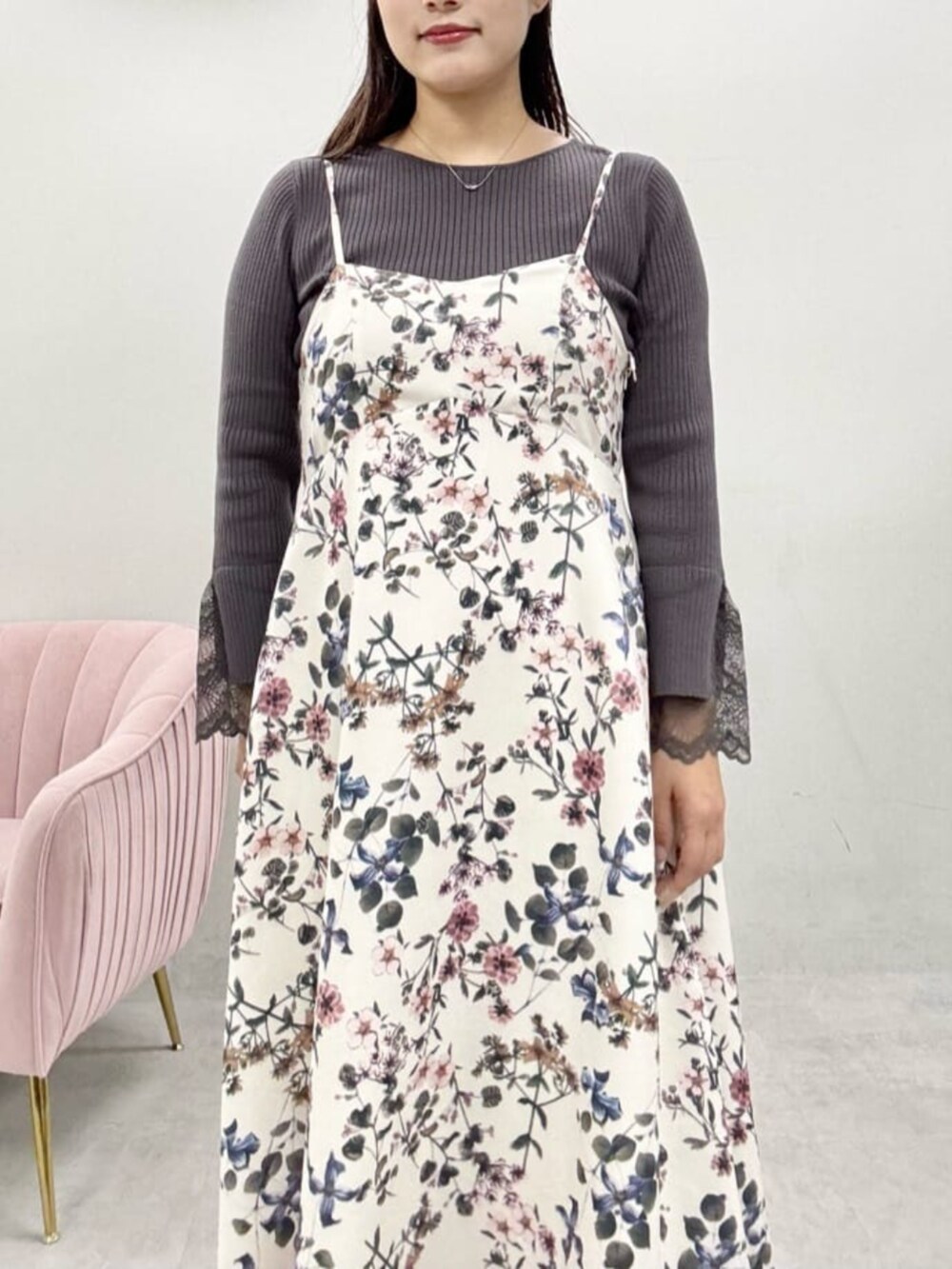 グレー系のニット/セーター、ホワイト系のワンピースを着用したレディースの秋コーディネートの4枚目の写真