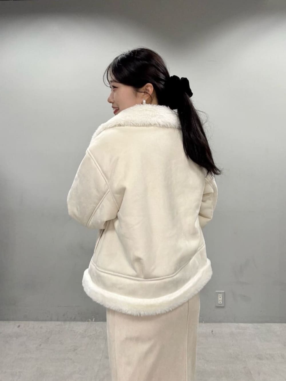 グレー系のシャツ/ブラウス、ベージュ系のスカート、ホワイト系のブルゾンを着用したレディースの秋コーディネートの4枚目の写真