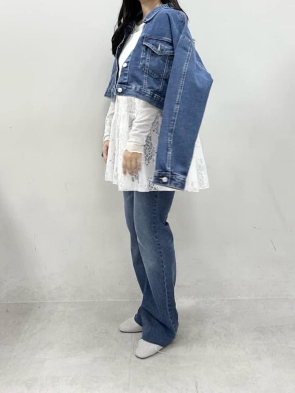 グレー系のサンダル、ブルー系のデニムパンツ、グレー系のTシャツ/カットソーを着用したレディースの冬コーディネートの9枚目の写真