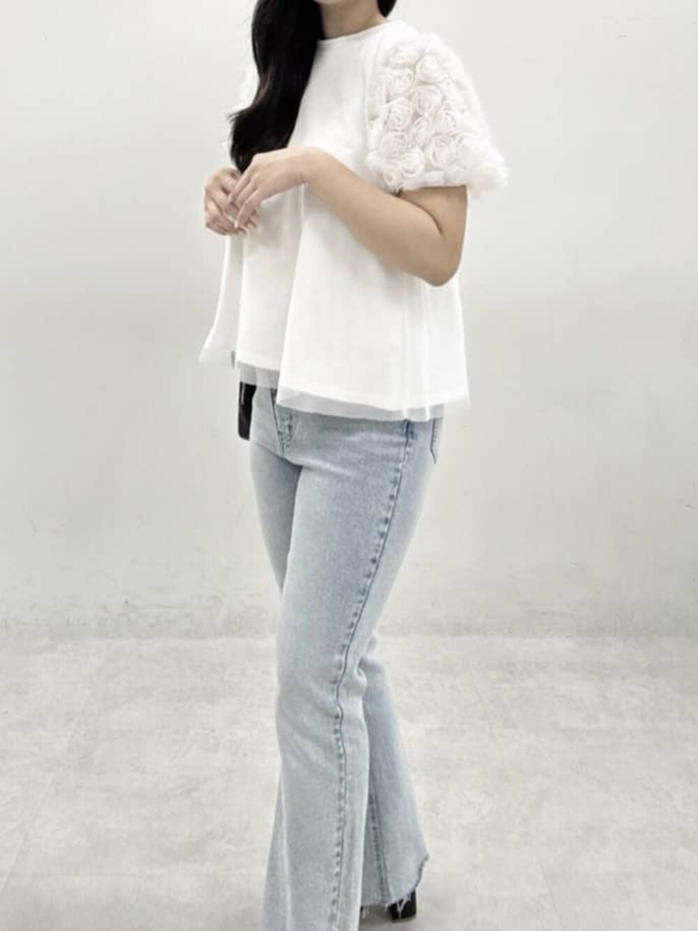 ホワイト系のデニムパンツ、ホワイト系のTシャツ/カットソーを着用したレディースの春コーディネートの3枚目の写真