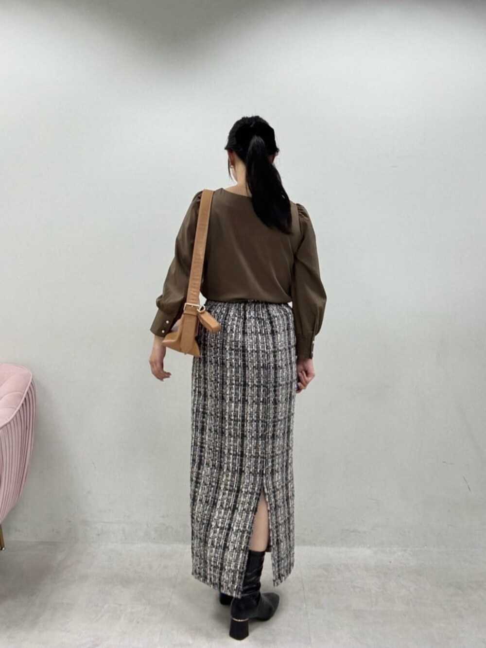 グレー系のスカート、ブラック系のブーツ、ブラウン系のシャツ/ブラウスを着用したレディースの秋コーディネートの3枚目の写真