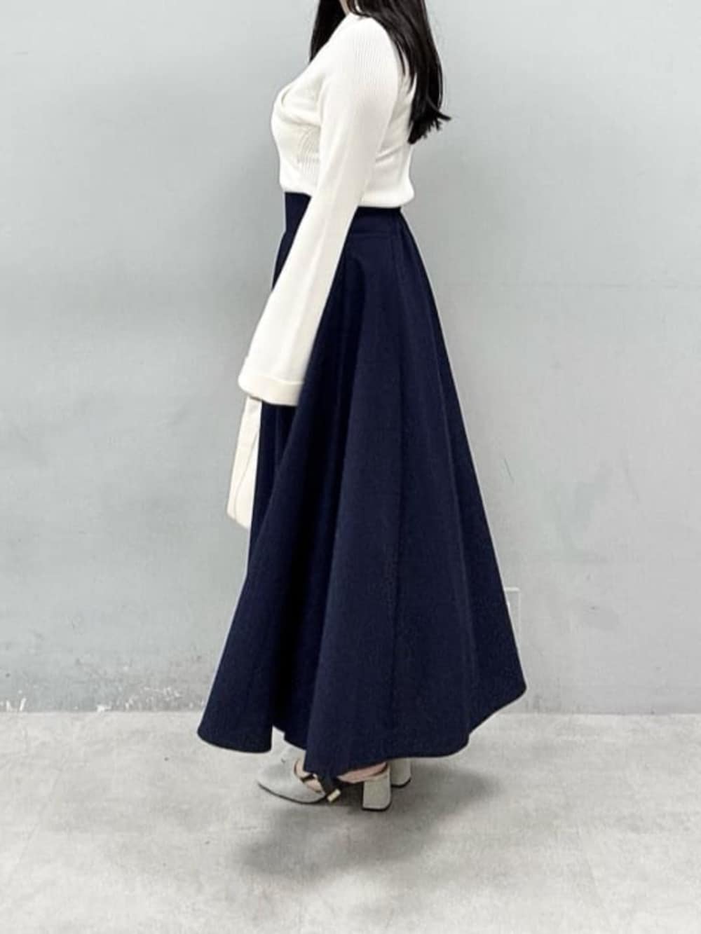 ホワイト系のショルダーバッグ、ホワイト系のニット/セーターを着用したレディースの春コーディネートの4枚目の写真