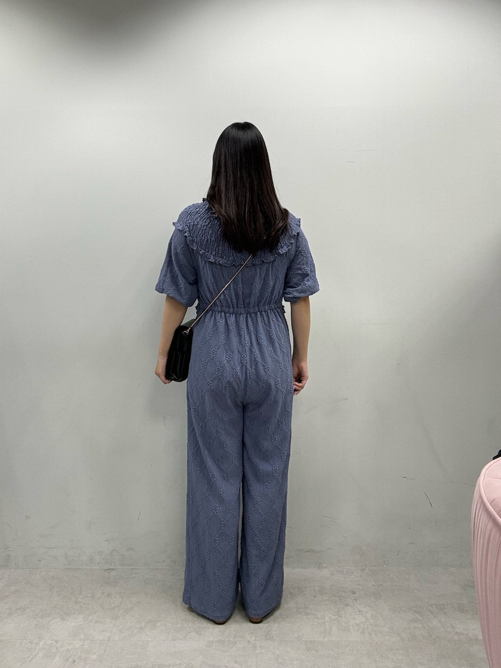 ブラック系のショルダーバッグ、ブルー系のその他パンツを着用したレディースの春コーディネートの3枚目の写真