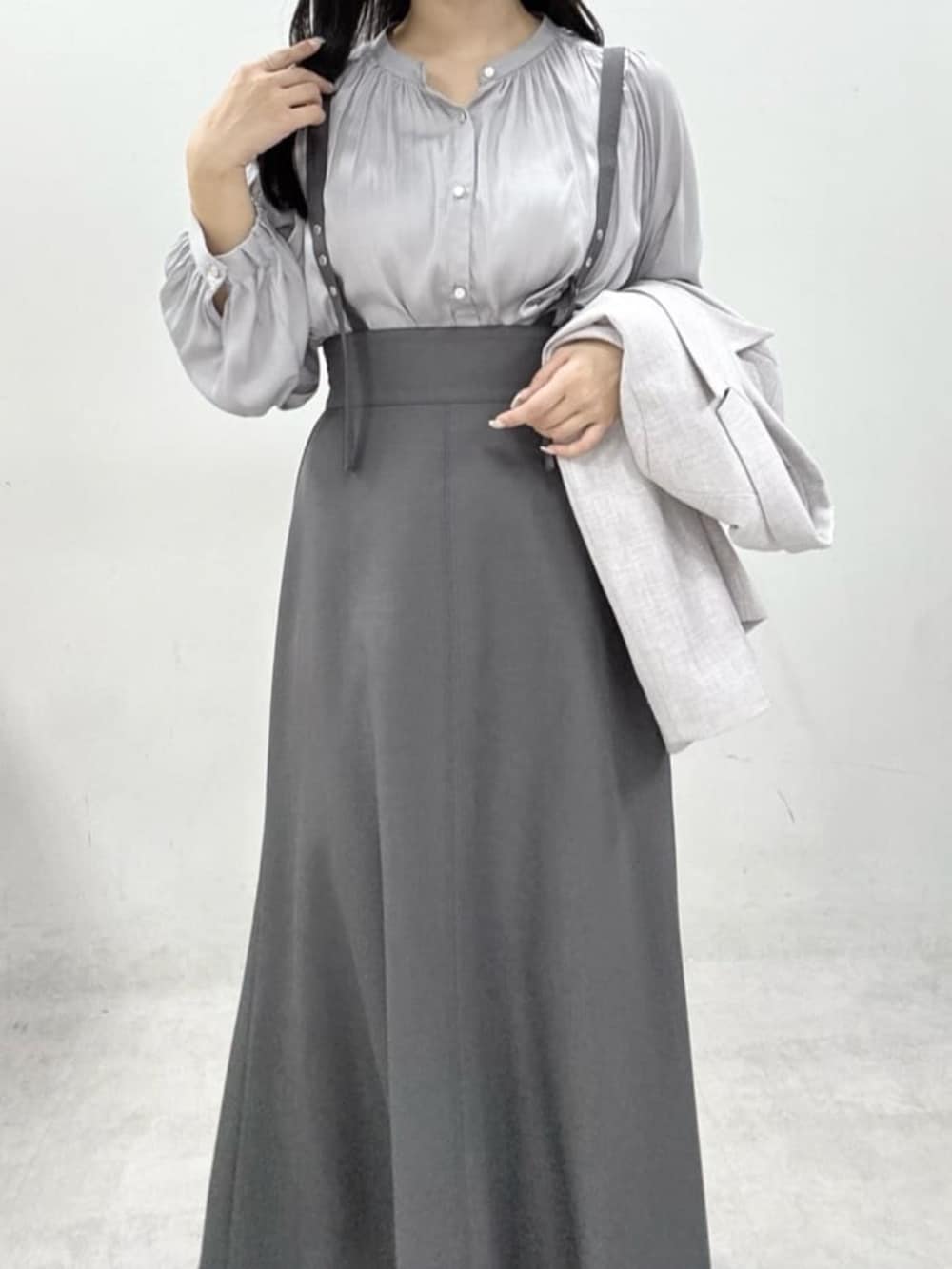 ホワイト系のテーラードジャケット、ホワイト系のハンドバッグ、グレー系のサンダルを着用したレディースの春コーディネートの4枚目の写真