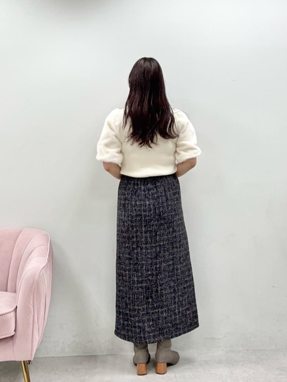 ブラック系のスカート、ホワイト系のニット/セーターを着用したレディースの秋コーディネートの3枚目の写真