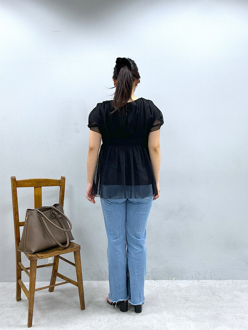 ブラック系のシャツ/ブラウスを着用したレディースの春コーディネートの3枚目の写真