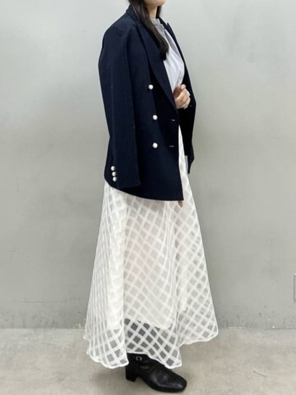 ホワイト系のスカート、ブルー系のシャツ/ブラウス、ブルー系のテーラードジャケットを着用したレディースの冬コーディネートの3枚目の写真