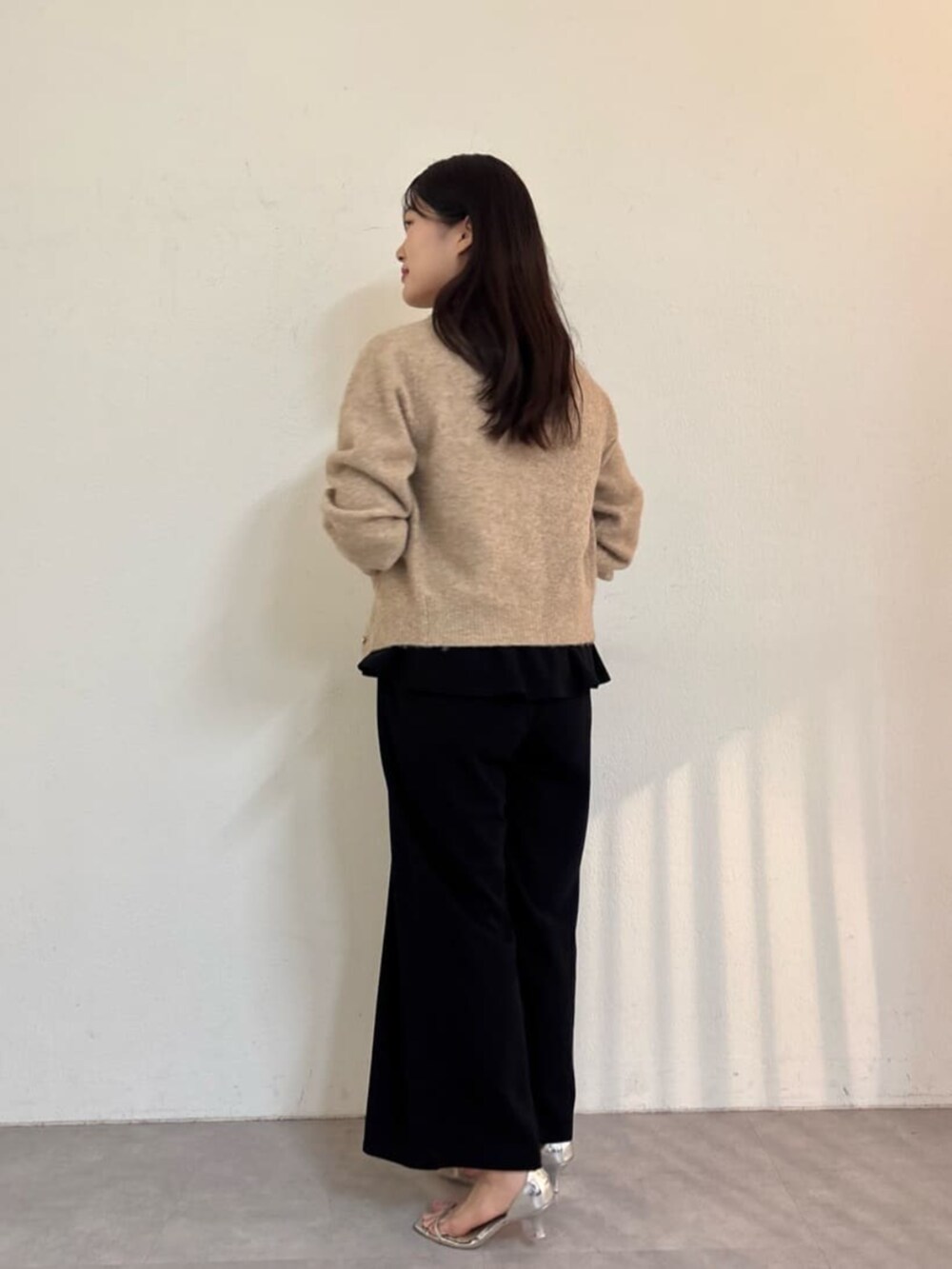 ブラウン系のカーディガン/ボレロ、ブラック系のつなぎ/オールインワンを着用したレディースの夏コーディネートの3枚目の写真