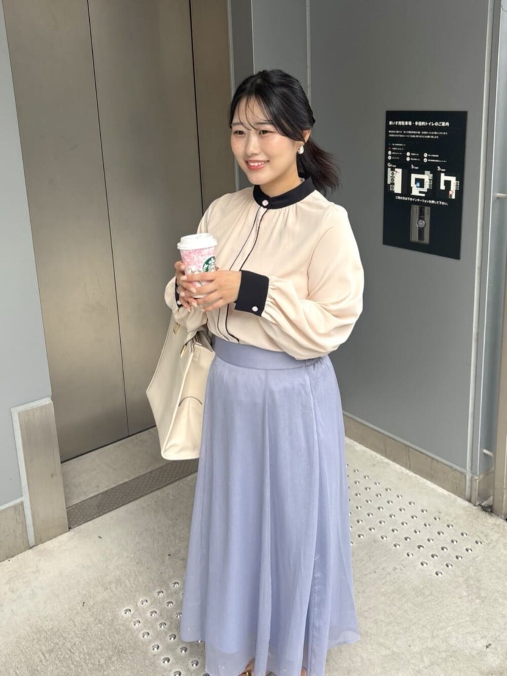 ホワイト系のシャツ/ブラウスを着用したレディースの秋コーディネートの7枚目の写真