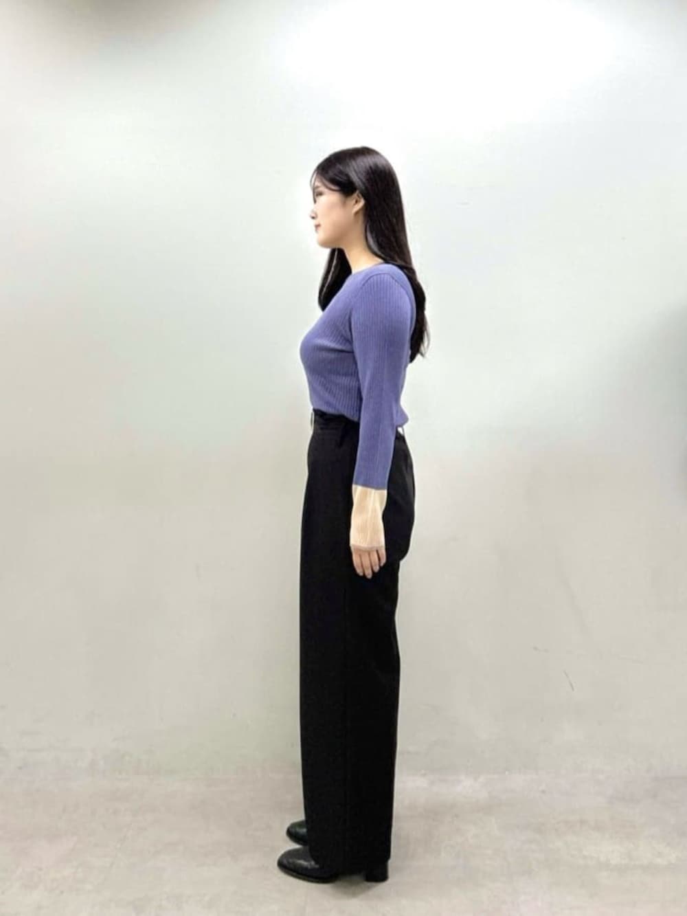 ブラック系のその他パンツを着用したレディースの秋コーディネートの2枚目の写真