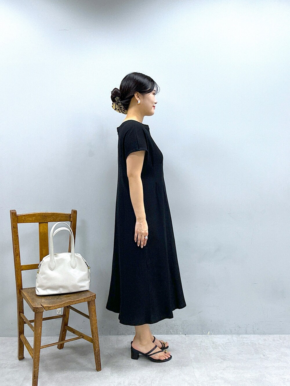 ホワイト系のショルダーバッグ、ホワイト系のワンピースを着用したレディースの春コーディネートの5枚目の写真