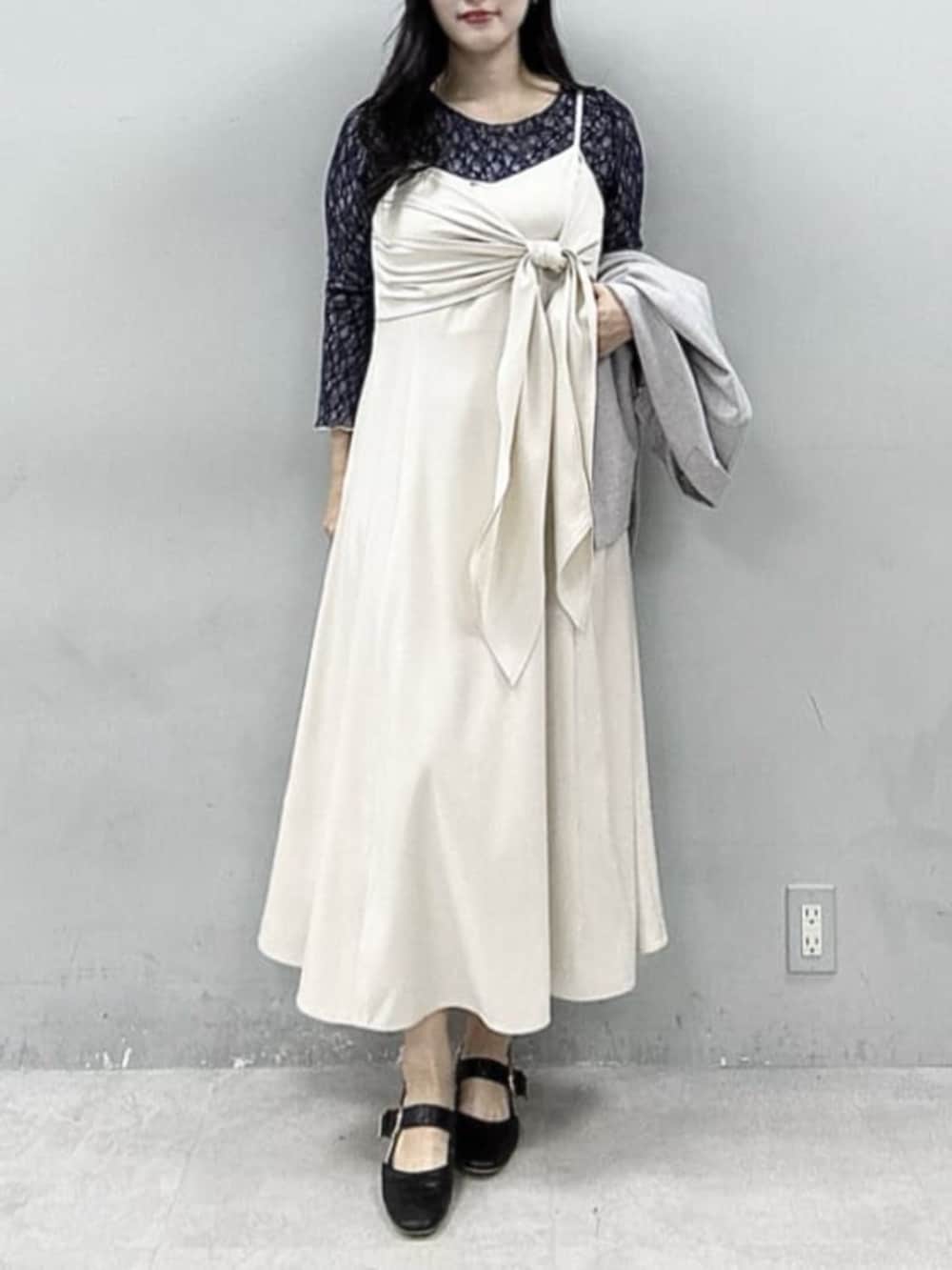 グレー系のテーラードジャケット、ホワイト系のワンピース、ブルー系のTシャツ/カットソーを着用したレディースの春コーディネートの4枚目の写真