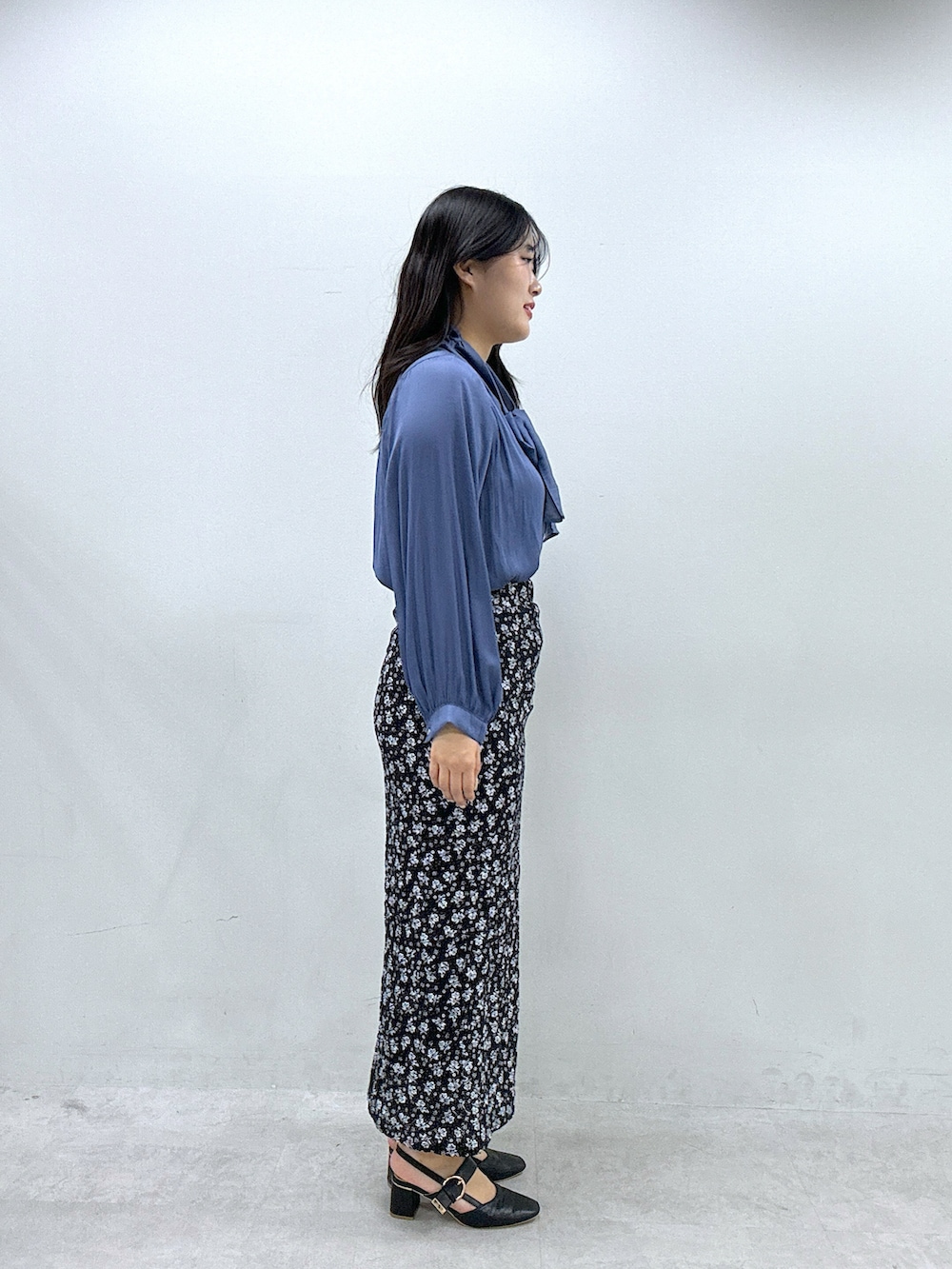 その他のスカート、ブルー系のシャツ/ブラウスを着用したレディースの春コーディネートの2枚目の写真