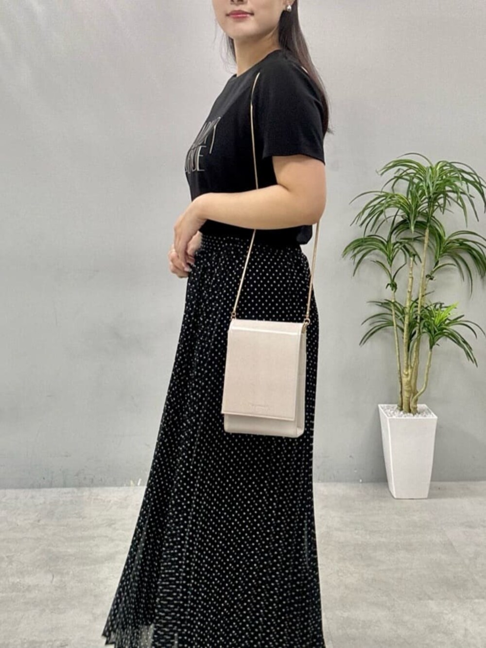 ブラック系のTシャツ/カットソー、その他のスカートを着用したレディースの夏コーディネートの6枚目の写真