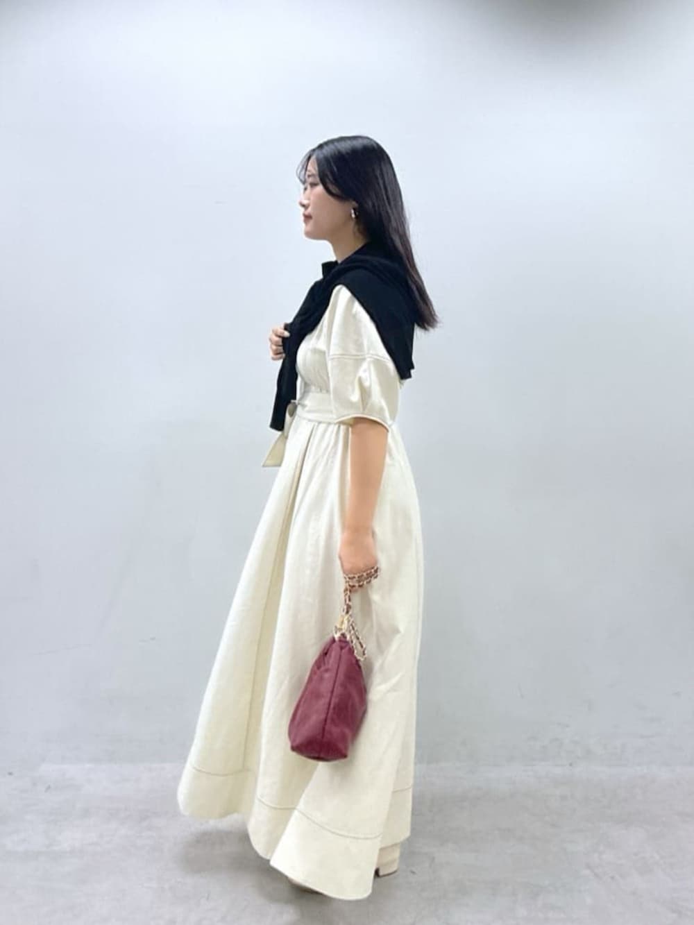 ホワイト系のワンピースを着用したレディースの冬コーディネートの2枚目の写真