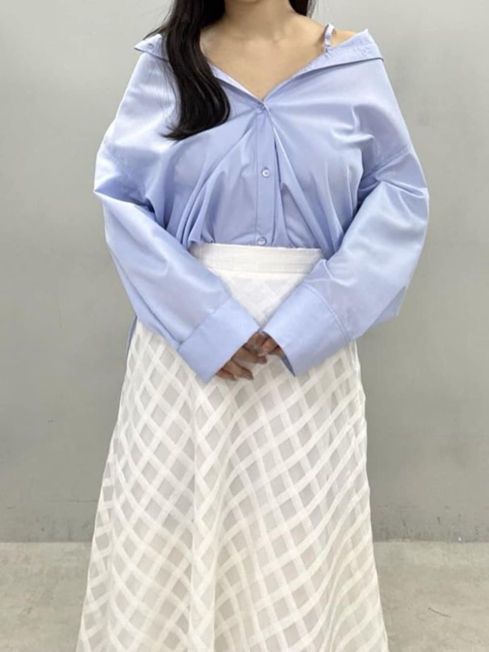 ブルー系のシャツ/ブラウス、ホワイト系のスカートを着用したレディースの冬コーディネートの4枚目の写真