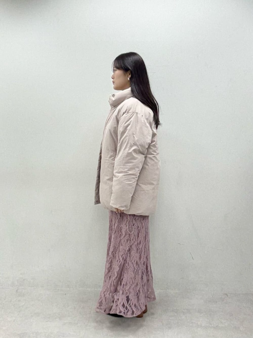 ピンク系のスカート、ホワイト系のニット/セーター、ベージュ系のブルゾンを着用したレディースの秋コーディネートの2枚目の写真