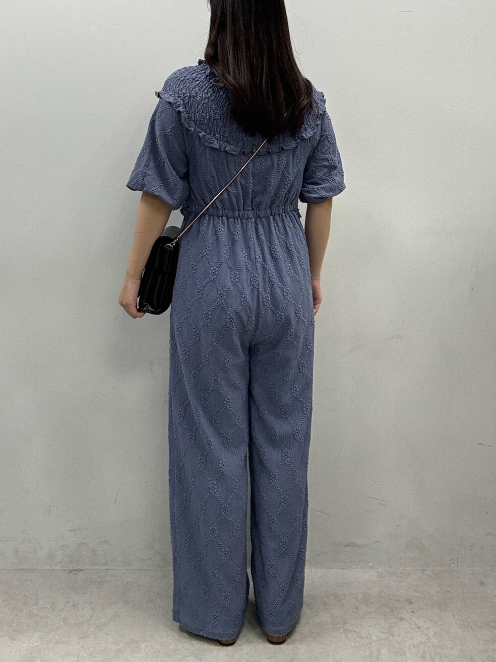 ブラック系のショルダーバッグ、ブルー系のその他パンツを着用したレディースの春コーディネートの4枚目の写真