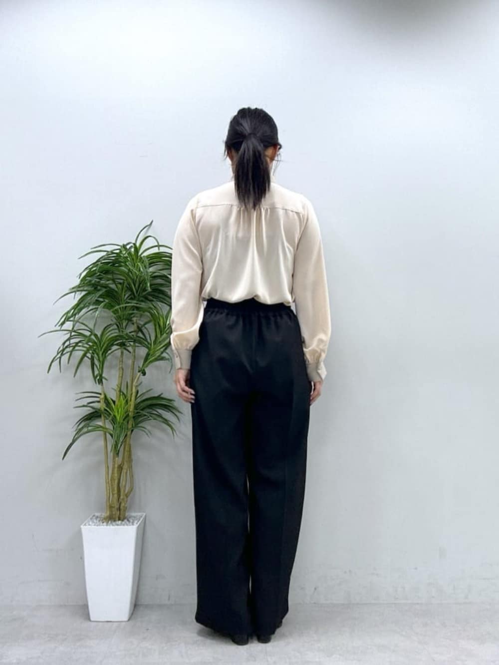 ホワイト系のシャツ/ブラウス、ブラック系のその他パンツを着用したレディースの秋コーディネートの3枚目の写真
