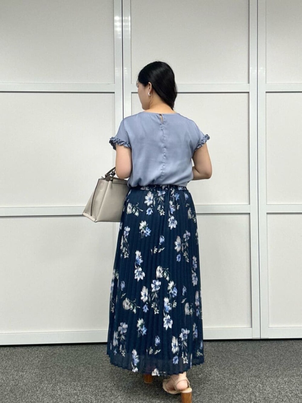 ブルー系のシャツ/ブラウスを着用したレディースの夏コーディネートの4枚目の写真