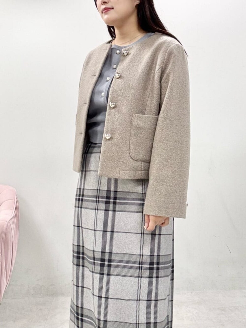 その他のスカート、ブラウン系のノーカラージャケット、ブルー系のカーディガン/ボレロを着用したレディースの秋コーディネートの4枚目の写真