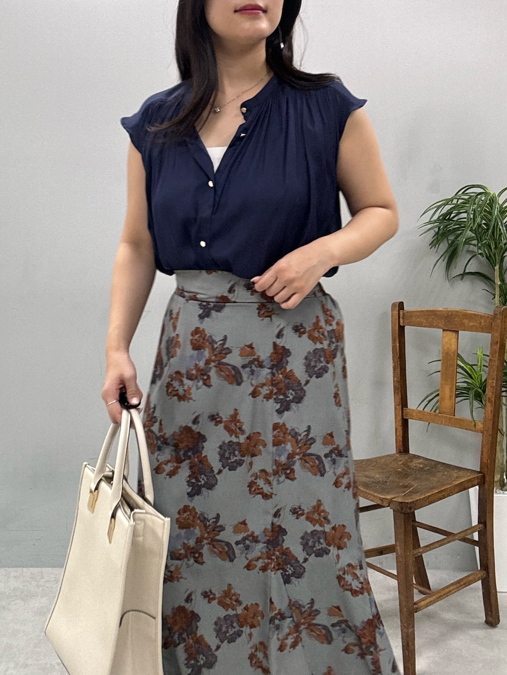 ホワイト系のショルダーバッグ、ブルー系のシャツ/ブラウス、グレー系のスカートを着用したレディースの春コーディネートの2枚目の写真