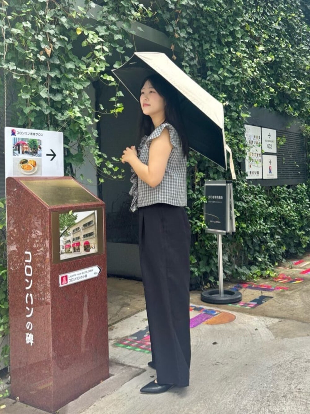 ブラック系のその他パンツ、その他のシャツ/ブラウスを着用したレディースの夏コーディネートの3枚目の写真
