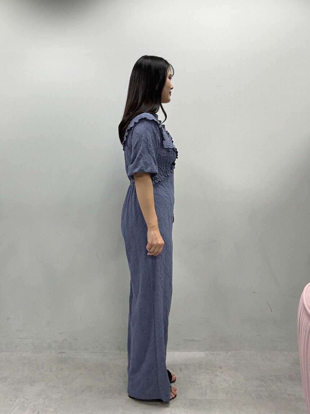 ブラック系のショルダーバッグ、ブルー系のその他パンツを着用したレディースの春コーディネートの2枚目の写真