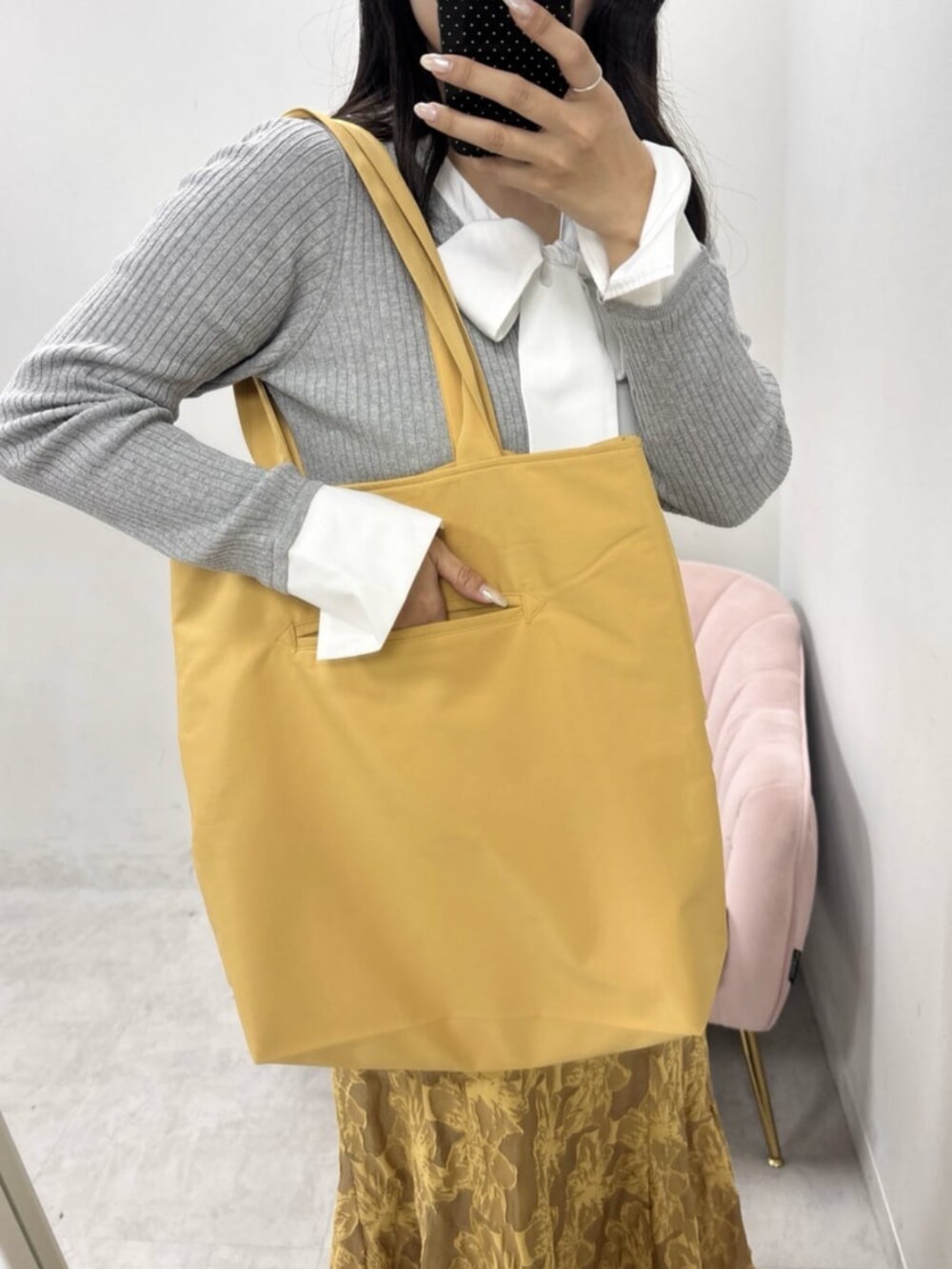 イエロー系のスカート、グレー系のニット/セーター、イエロー系のトートバッグを着用したレディースの冬コーディネートの5枚目の写真