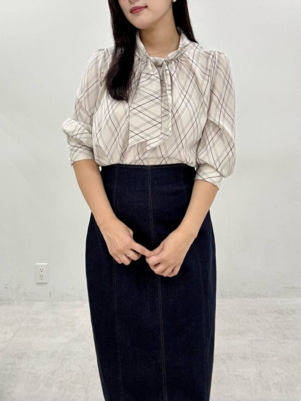 ブルー系のスカート、その他のシャツ/ブラウスを着用したレディースの秋コーディネートの4枚目の写真