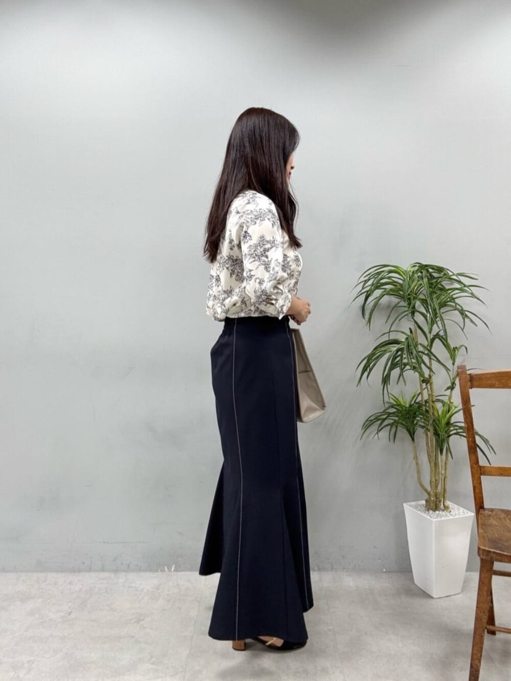 ブルー系のスカート、その他のシャツ/ブラウスを着用したレディースの夏コーディネートの2枚目の写真