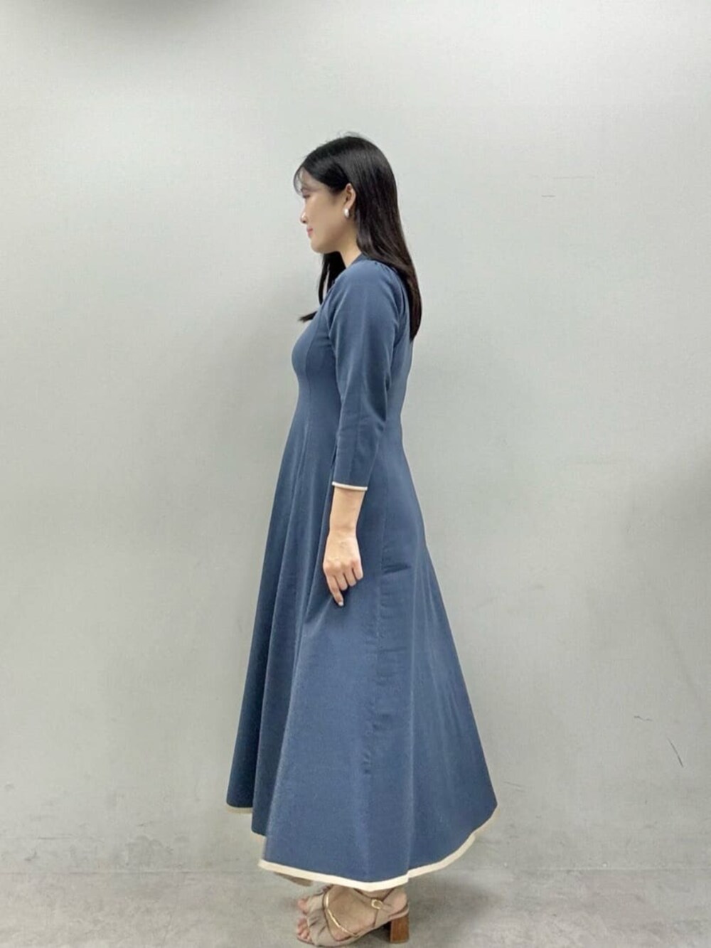 ブルー系のワンピースを着用したレディースの夏コーディネートの2枚目の写真