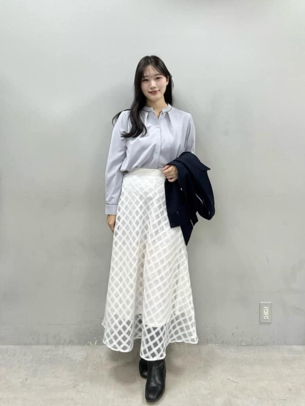 ホワイト系のスカート、ブルー系のシャツ/ブラウス、ブルー系のテーラードジャケットを着用したレディースの冬コーディネートの2枚目の写真