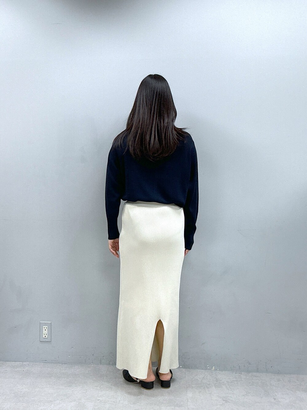 ホワイト系のスカート、ブルー系のニット/セーター、ベージュ系のブルゾンを着用したレディースの春コーディネートの5枚目の写真