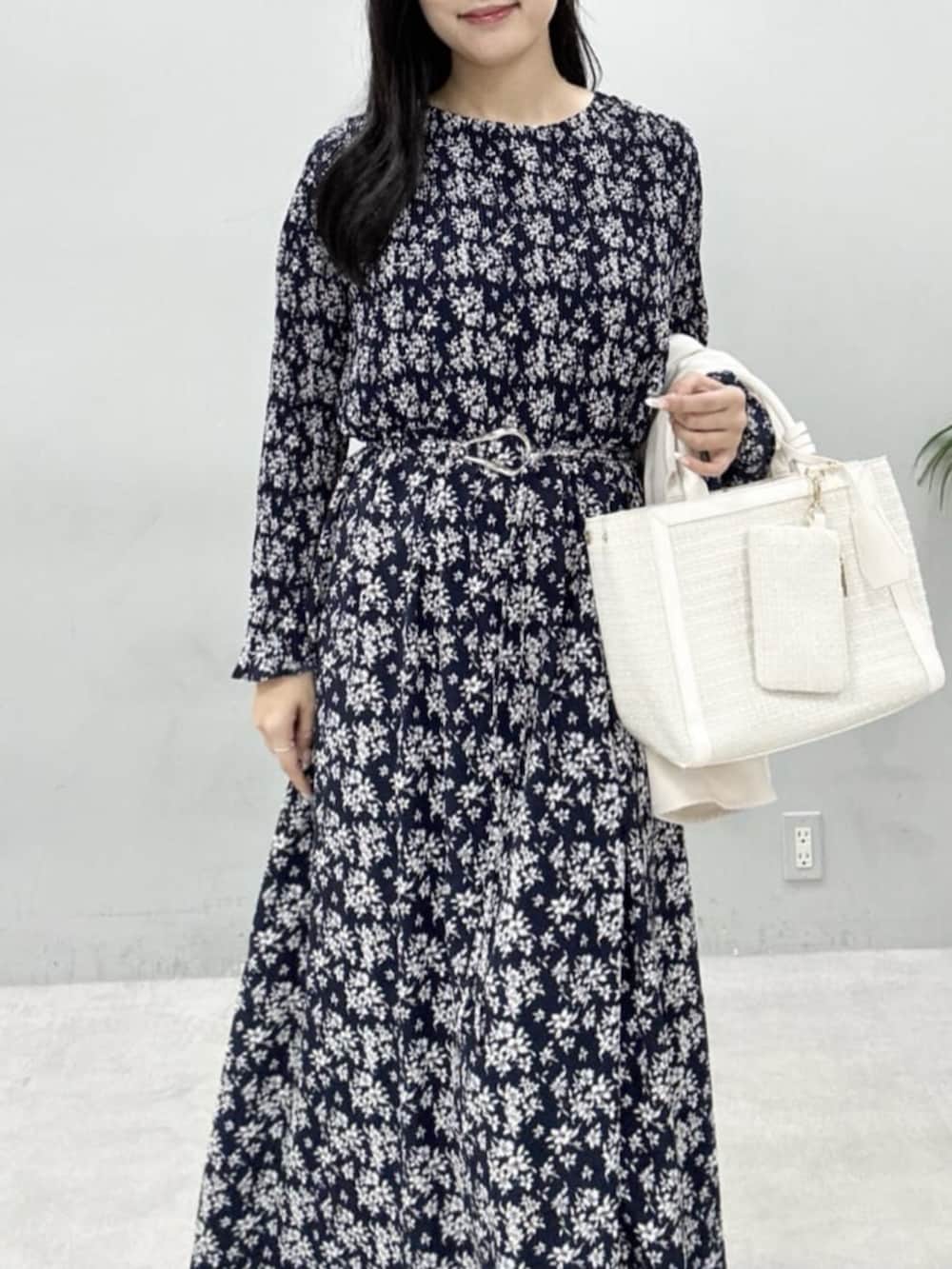 ホワイト系のテーラードジャケット、ホワイト系のハンドバッグ、グレー系のサンダルを着用したレディースの冬コーディネートの7枚目の写真