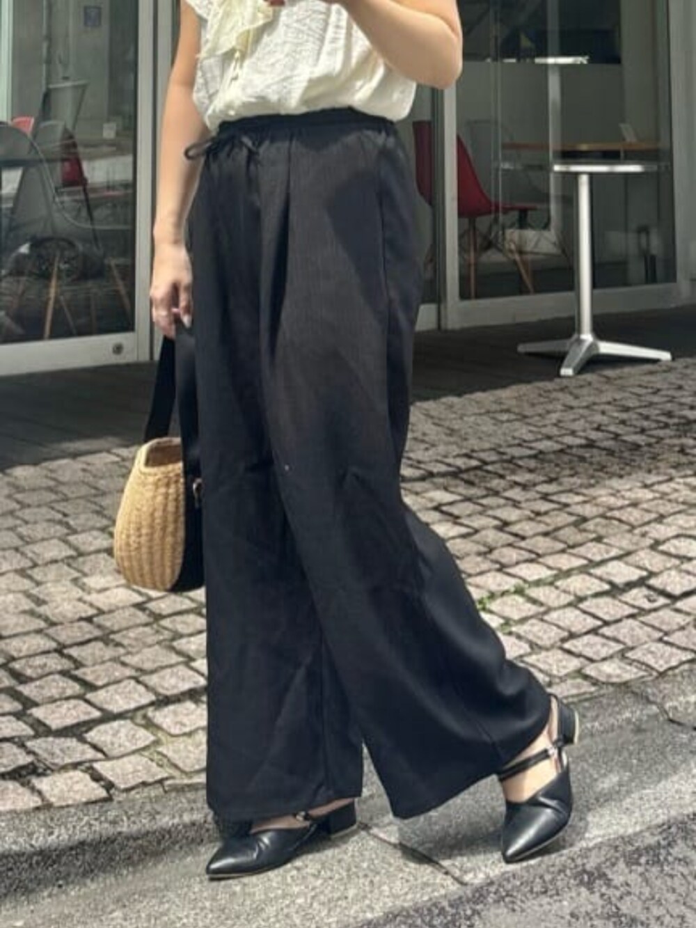 ブラック系のその他パンツ、ホワイト系のシャツ/ブラウスを着用したレディースの夏コーディネートの2枚目の写真
