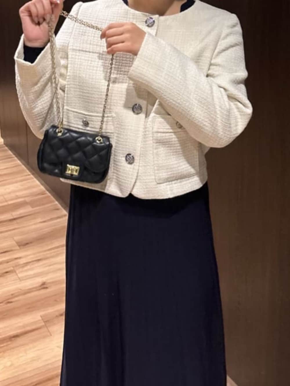 ブルー系のワンピースを着用したレディースの冬コーディネートの6枚目の写真